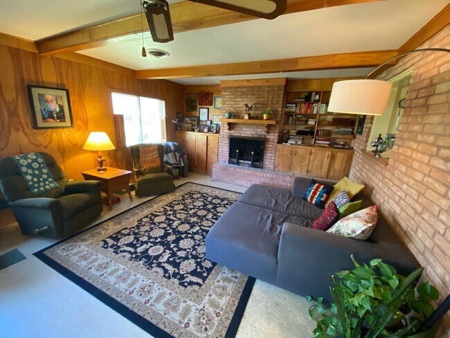 Building Photo - 1609 Pin Oak Dr