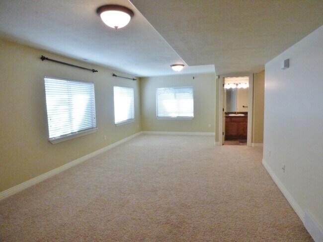 Building Photo - 15443 Falcon Ridge Dr