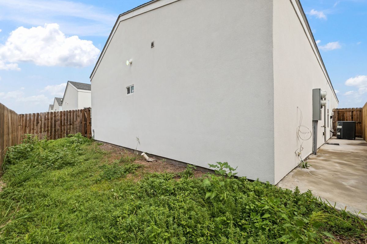 Building Photo - 1408 E Hibiscus Ave