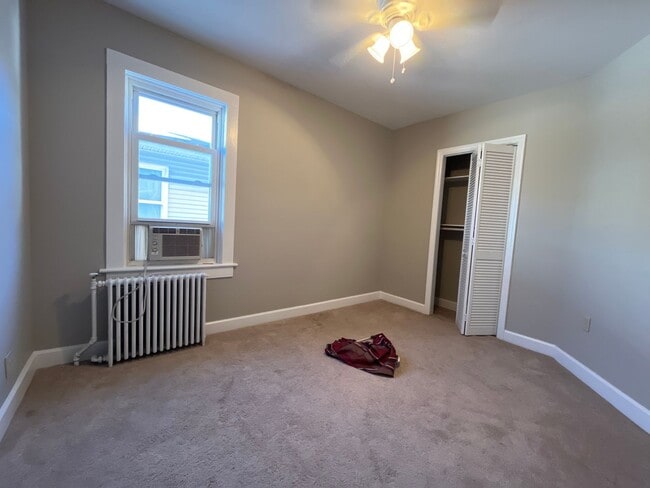 Building Photo - Move-in ready and well-maintained, this 4-...