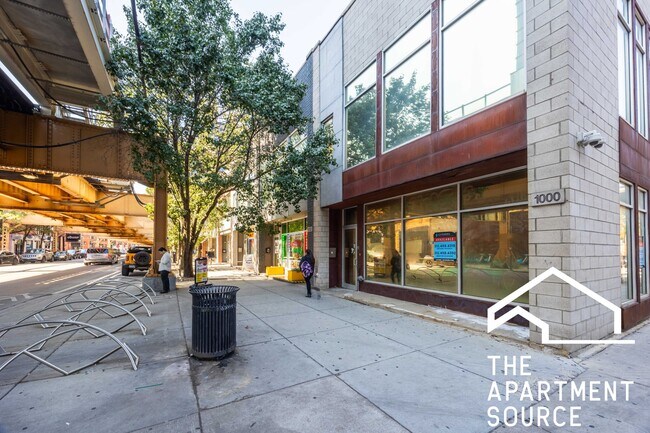 Building Photo - 1008 W Lake St