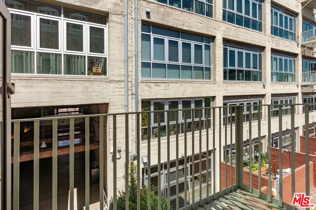 Building Photo - 527 Molino St