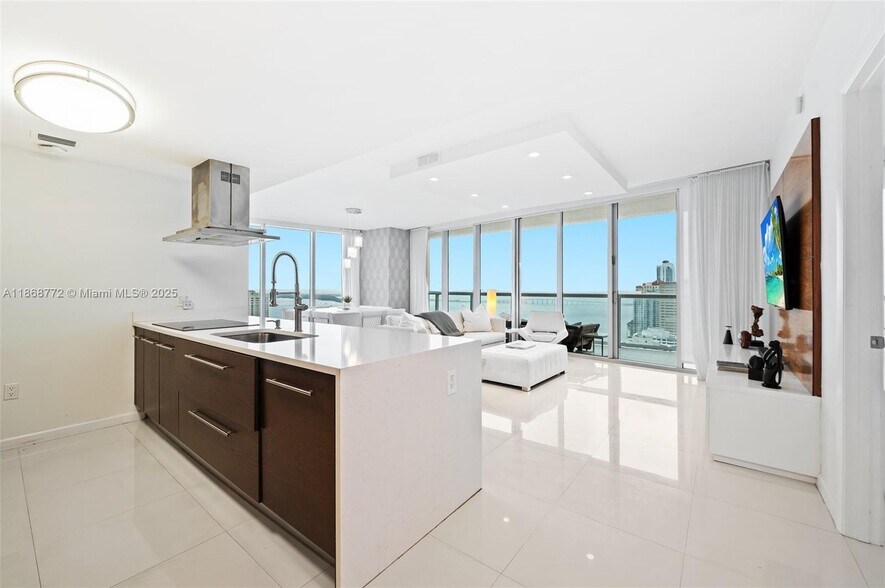 Building Photo - 495 Brickell Ave