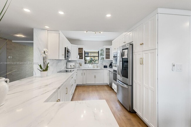 Building Photo - 141 Crandon Blvd