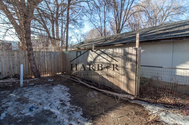 Building Photo - 5th Avenue SE Duplex