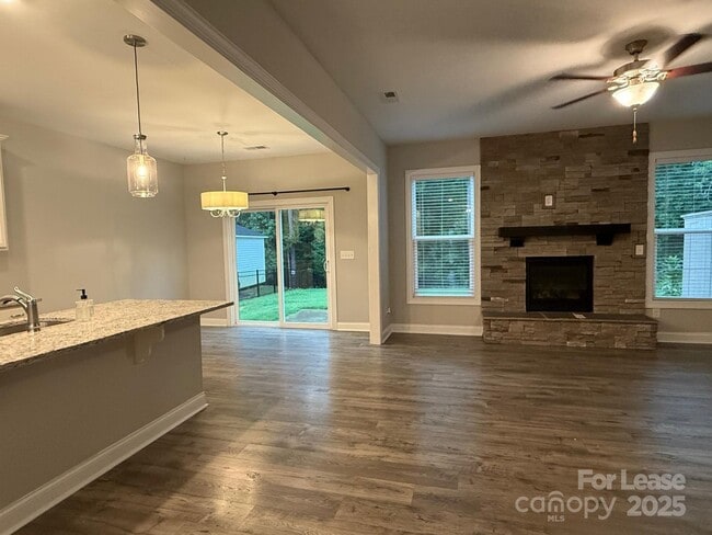 Building Photo - 121 Pine Eagle Dr