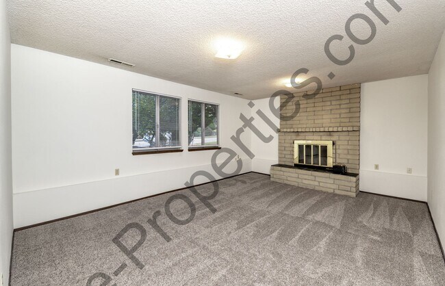 Building Photo - 4 bedroom 2.5 bathroom Home