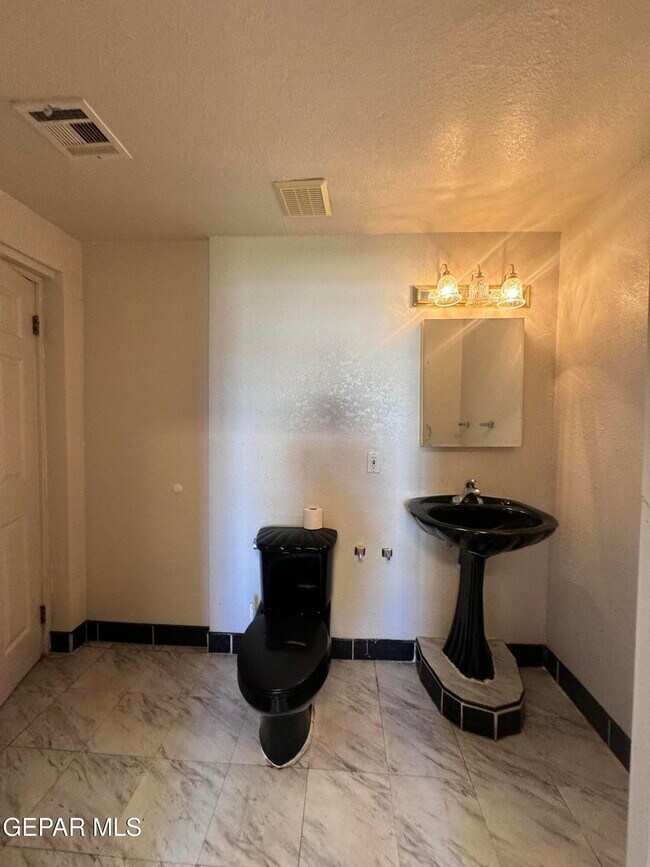 Building Photo - 386 McCune Rd