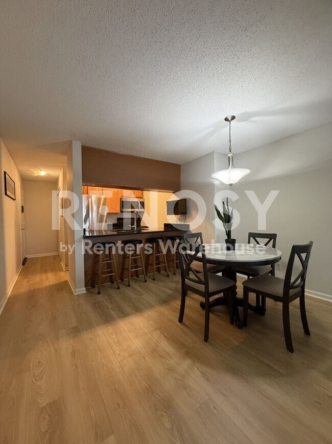 Building Photo - Available July 1st 2 Bedroom 1 Bath Condo in Minneapolis