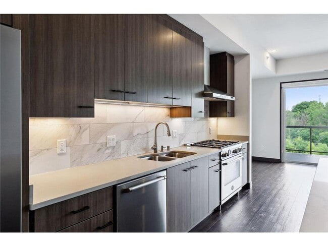 Building Photo - 253 Lake St E