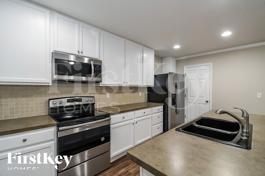 Building Photo - 12178 Alexandra Dr