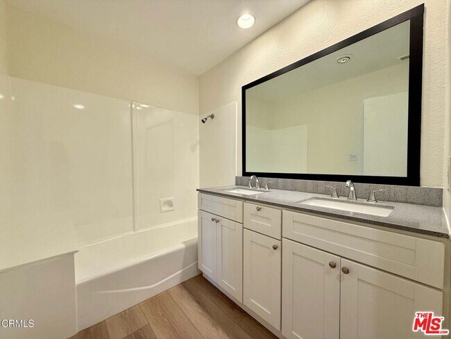 Building Photo - 574 Island View Cir