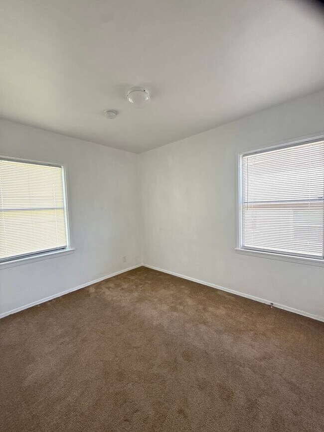 Building Photo - Bartlett