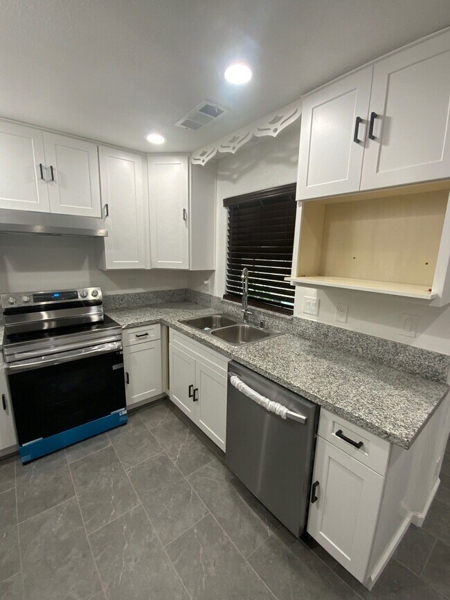 Building Photo - 1729 Bullard Ave.