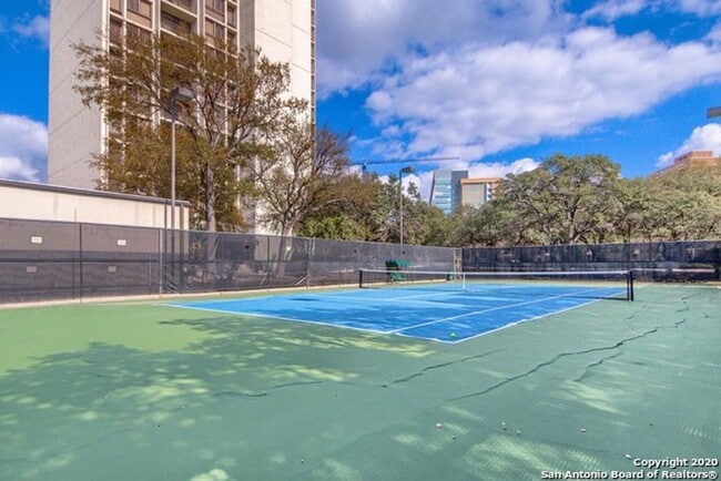 Building Photo - AMAZING STUDIO APARTMENT Near Medical Center w/ COMMUNITY POOL!