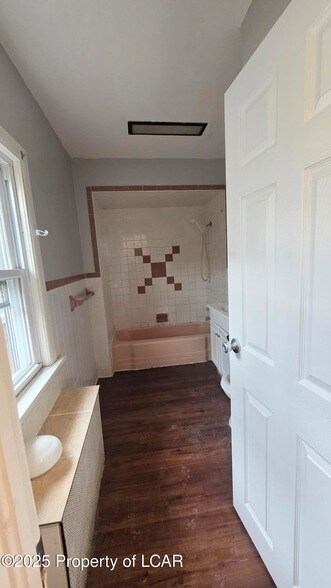 Building Photo - 117 E Green St