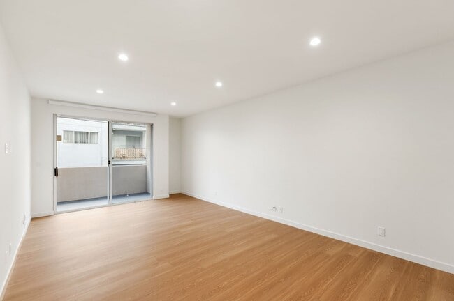 Building Photo - Beverly Hills Prime Location - 2 bed 2.5 bathroom