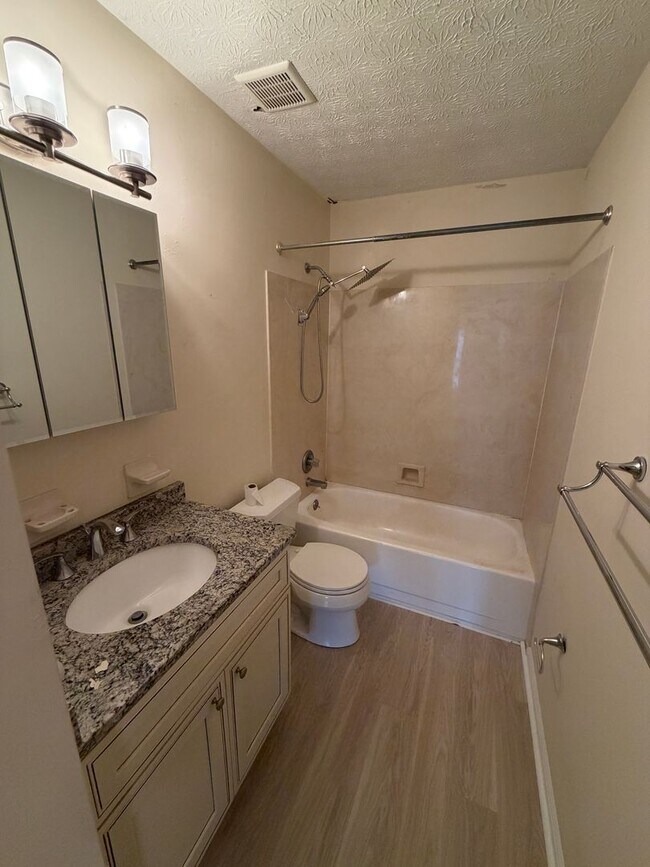 Building Photo - 2 bedroom duplex