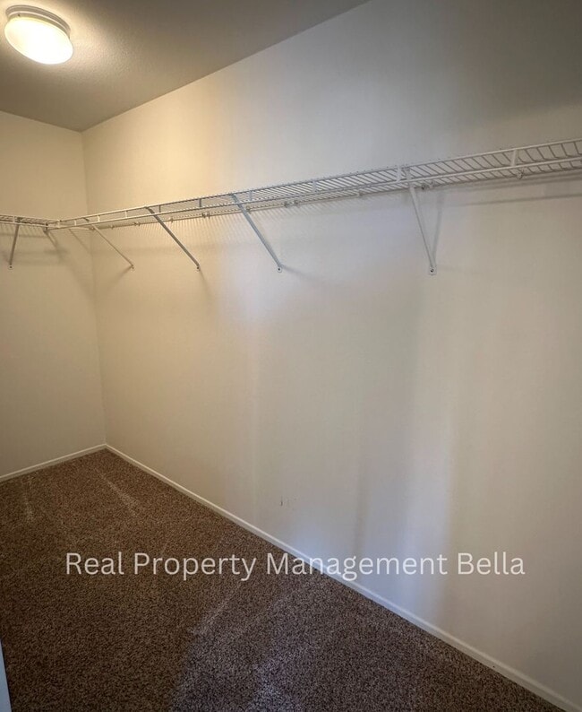 Building Photo - Lakeview Pool Retreat in a Private Cul-de-Sac Setting