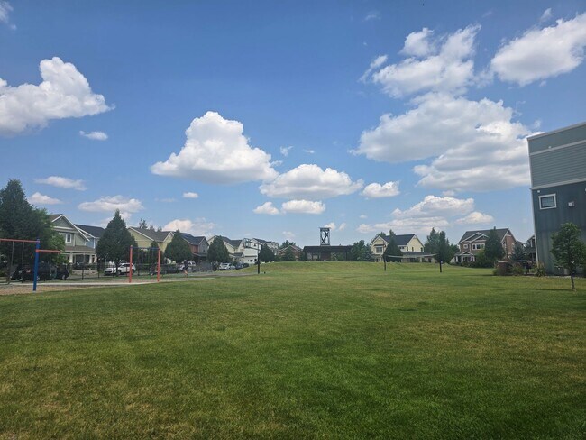 Building Photo - Beautiful 2 bed 1.5 bath townhome
