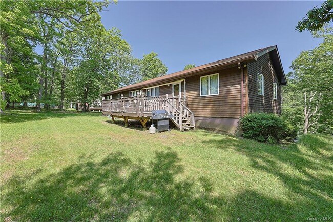 Building Photo - 142 Shawanga Lodge Rd