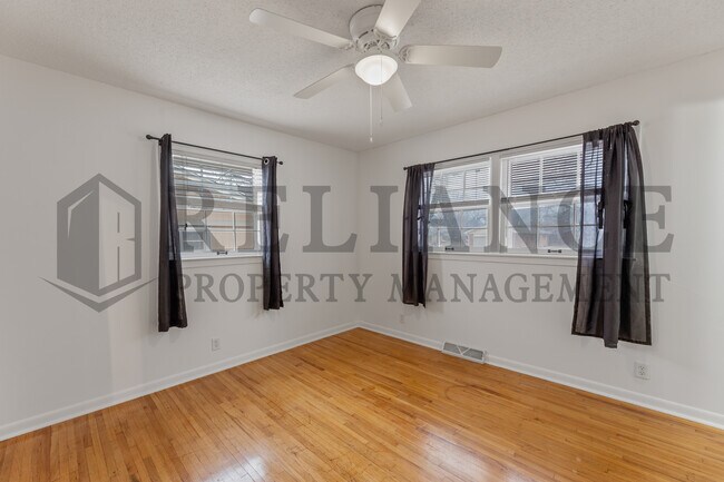 Building Photo - 2210 W Columbine Ln