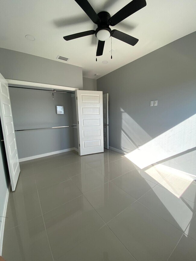 Building Photo - 803 S Los Ebanos Rd