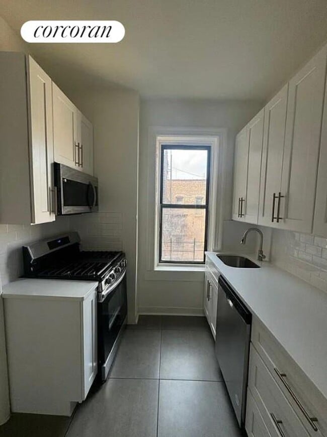 Building Photo - 601 Crown St