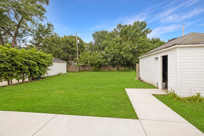 Building Photo - 5934 N Lydell Ave