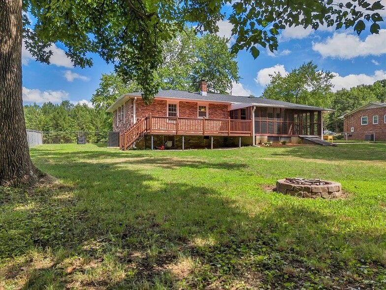 Building Photo - 120 Echo Ln