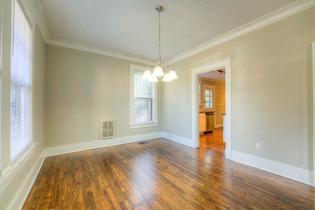 Building Photo - Gorgeous, renovated Midtown 3/1.