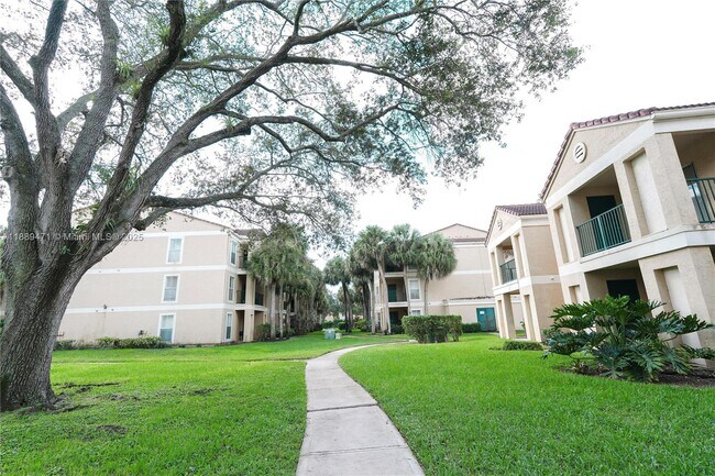 Building Photo - 833 Riverside Dr