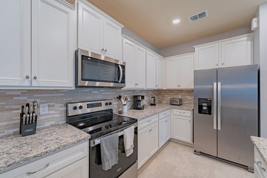 Building Photo - 890 Paradise Dr