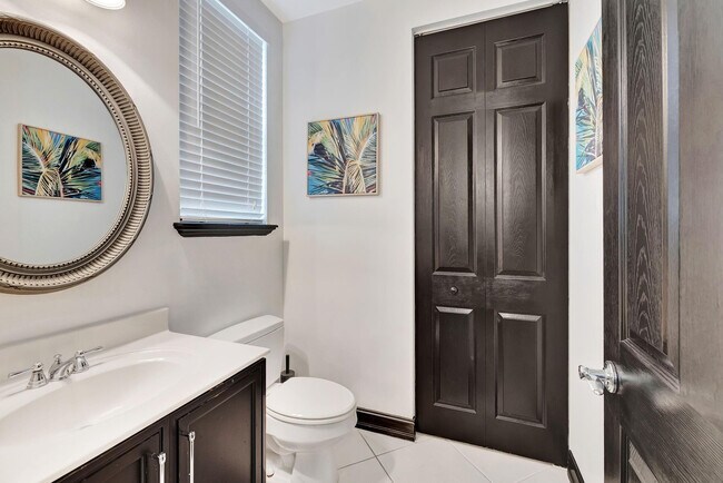 Building Photo - 2309 NE 9th Ave