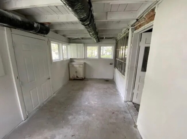 Building Photo - 3 bed/1 bath w/unfinished basement