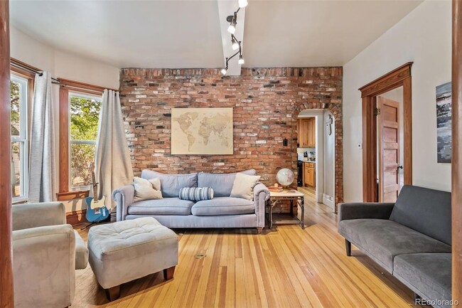 Building Photo - 928 N Corona St