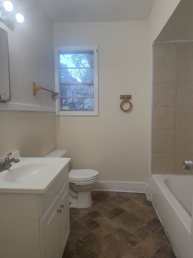 Building Photo - 665 Heather Ln