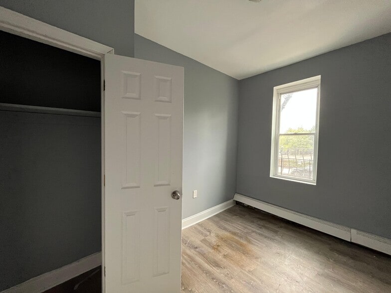 Building Photo - 554 Avenue C