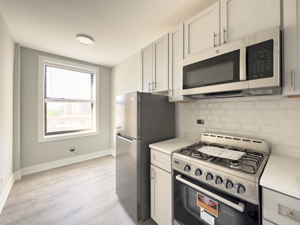 Building Photo - 521 W Belmont Ave