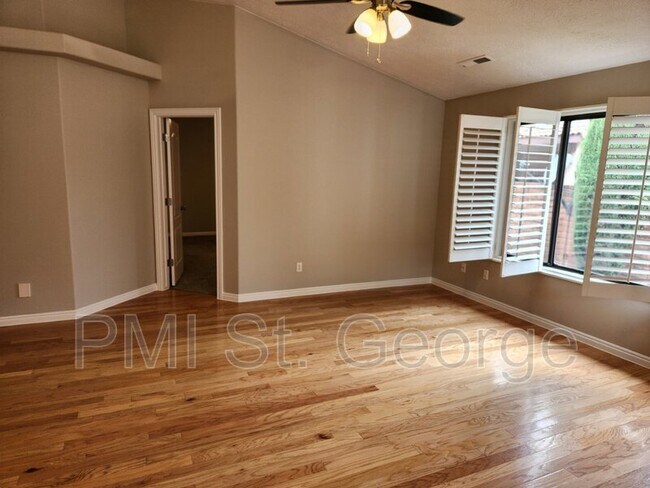 Building Photo - 545 S Valley View Dr