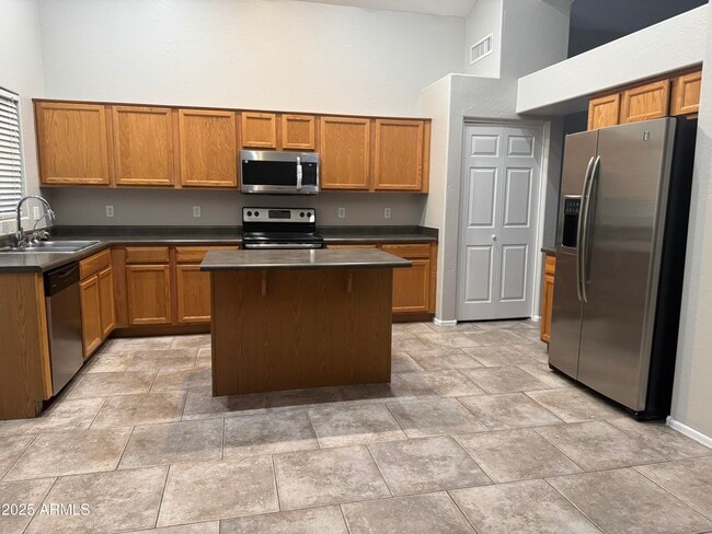 Building Photo - 12713 W Hollyhock Dr