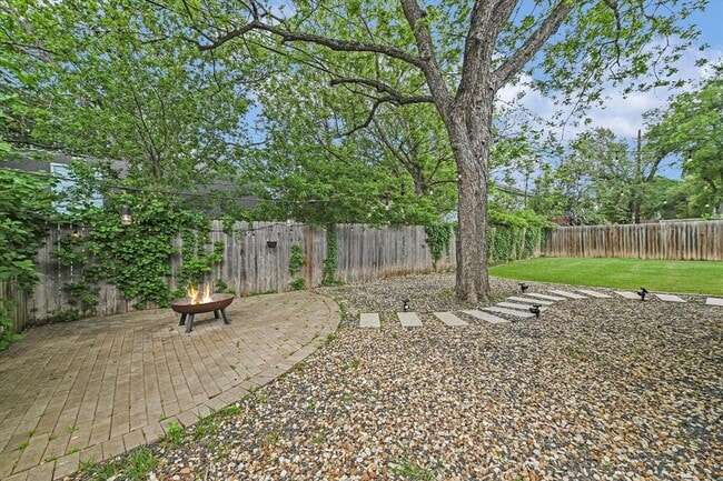 Building Photo - 9012 Texas Oaks Dr