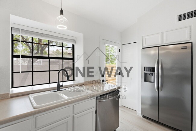 Building Photo - 5704 E Aire Libre Ave