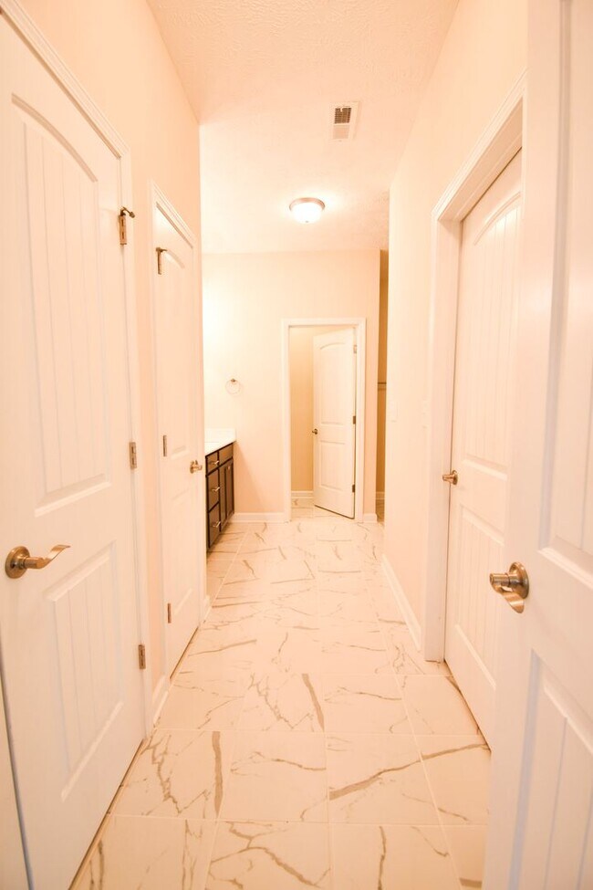 Building Photo - 4 Bedroom 3 Bathroom No Pets