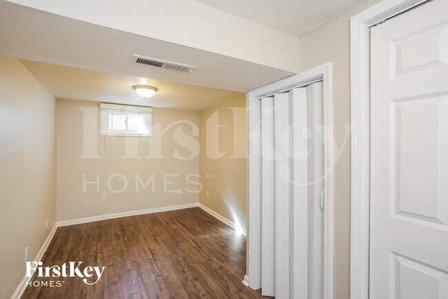 Building Photo - 1012 Magnolia W