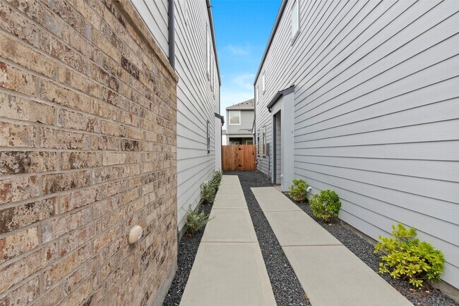 Building Photo - 10013 Rustic Charm St