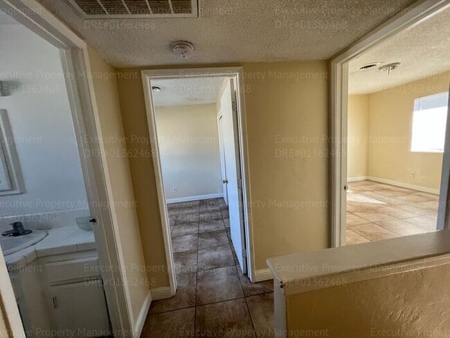 Building Photo - 2 bedroom, 1.5 bathroom townhouse.
