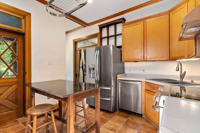 Building Photo - 1124 E