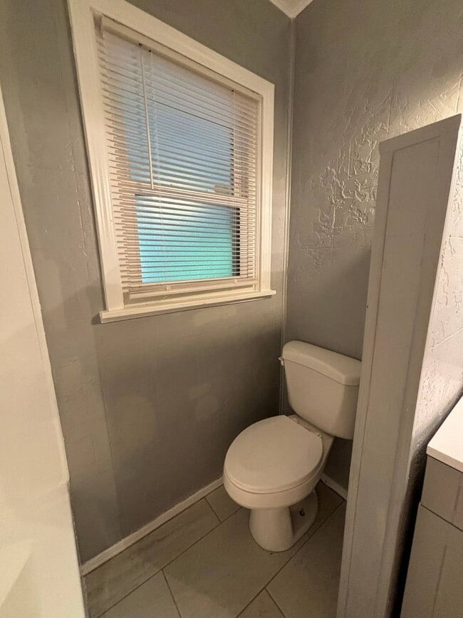 Building Photo - Must See 3 Bedroom