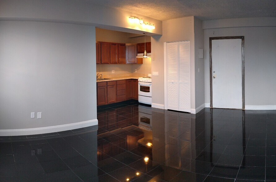 Building Photo - 1001 St Paul St